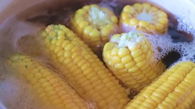 Akıp giden tatlı su ile.