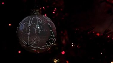 Noel arifesinde ladin dalında cam oyuncaklar