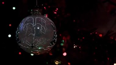 Noel arifesinde ladin dalında cam oyuncaklar