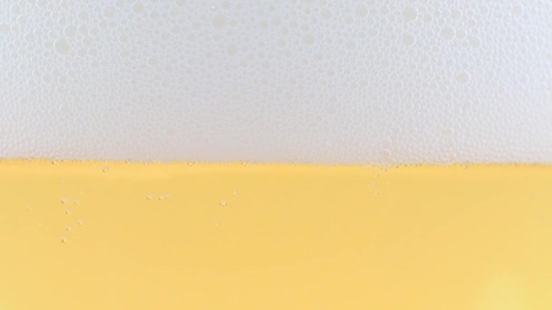 Склянка Легкого Пива Повітряних Бульбашок Піні Поверхні — стокове відео