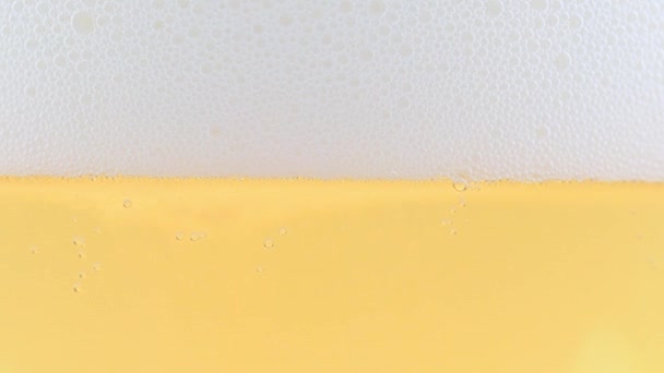 Een Glas Licht Bier Luchtbellen Het Schuim Het Oppervlak — Stockvideo