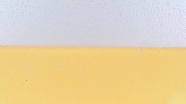 Bicchiere Birra Leggera Bolle Aria Nella Schiuma Sulla Superficie — Video Stock