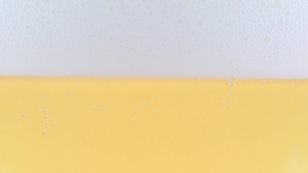 Vaso Cerveza Ligera Burbujas Aire Espuma Superficie — Vídeo de stock