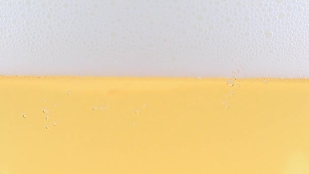 一杯淡啤酒和表面泡沫中的气泡 — 图库视频影像