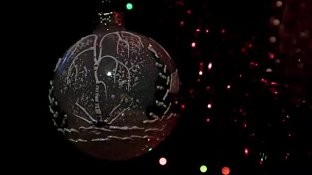 クリスマス イブのトウヒの枝の上のガラスのおもちゃ — ストック動画