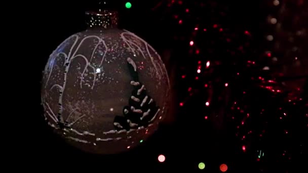 クリスマス イブのトウヒの枝の上のガラスのおもちゃ — ストック動画