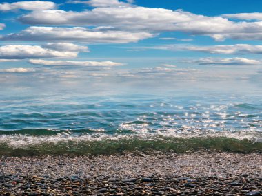 Aktif eğlence için güzel çakıl taşı plajı ve deniz dalgaları