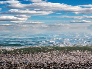 Aktif eğlence için güzel çakıl taşı plajı ve deniz dalgaları