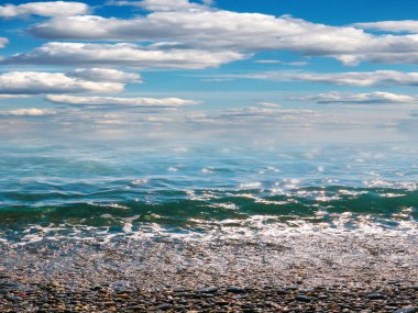 Aktif eğlence için güzel çakıl taşı plajı ve deniz dalgaları