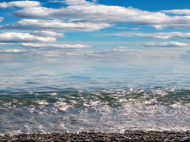 Aktif eğlence için güzel çakıl taşı plajı ve deniz dalgaları