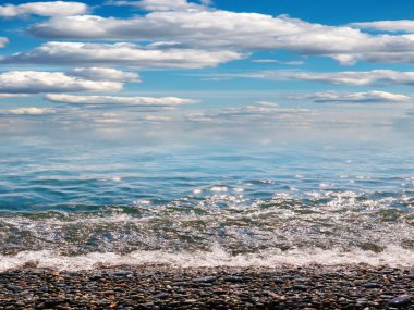 Aktif eğlence için güzel çakıl taşı plajı ve deniz dalgaları