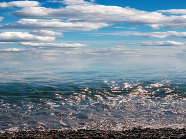 Aktif eğlence için güzel çakıl taşı plajı ve deniz dalgaları