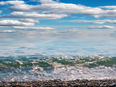 Aktif eğlence için güzel çakıl taşı plajı ve deniz dalgaları
