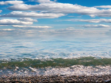 Aktif eğlence için güzel çakıl taşı plajı ve deniz dalgaları
