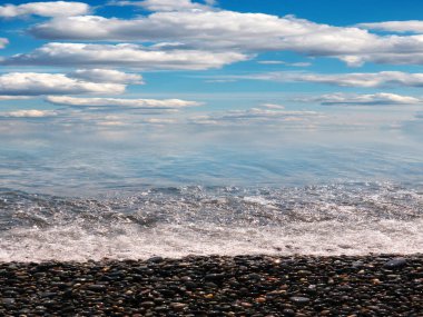 Aktif eğlence için güzel çakıl taşı plajı ve deniz dalgaları