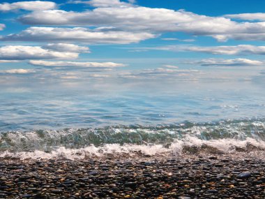 Aktif eğlence için güzel çakıl taşı plajı ve deniz dalgaları