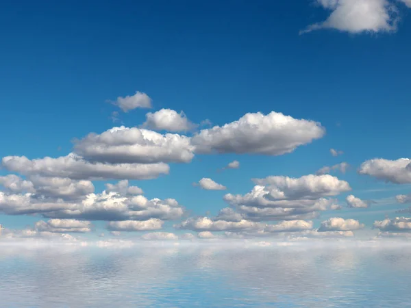 平静的海面上乌云密布的天空的美丽反射 — 图库照片