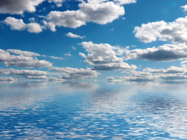 穏やかな海面に浮かぶ曇り空の美しい反射 — ストック写真