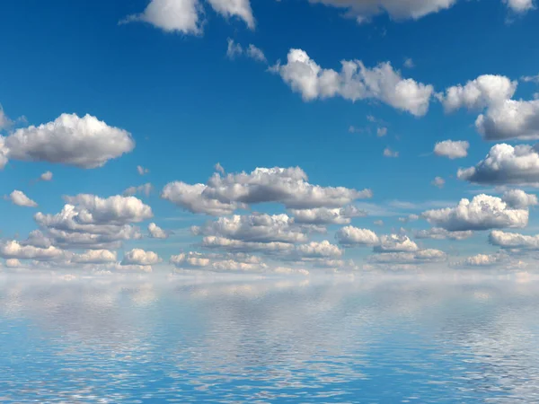 平静的海面上乌云密布的天空的美丽反射 — 图库照片