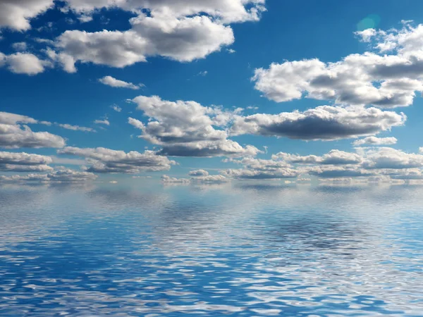 Hermoso Reflejo Cielo Nublado Una Superficie Tranquila Del Mar — Foto de Stock