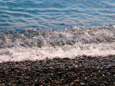 Güzel çakıl taşı plajı ve temiz deniz dalgaları