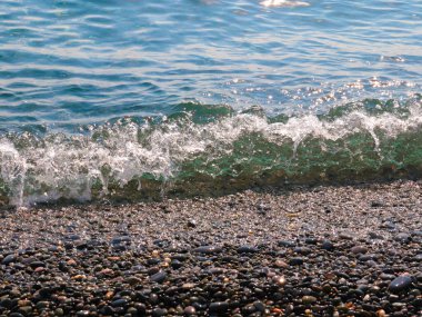 Güzel çakıl taşı plajı ve temiz deniz dalgaları