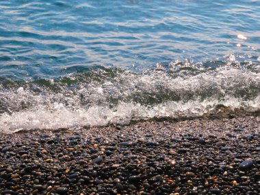 Güzel çakıl taşı plajı ve temiz deniz dalgaları
