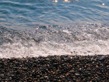 Güzel çakıl taşı plajı ve temiz deniz dalgaları