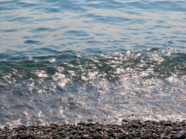 Güzel çakıl taşı plajı ve temiz deniz dalgaları