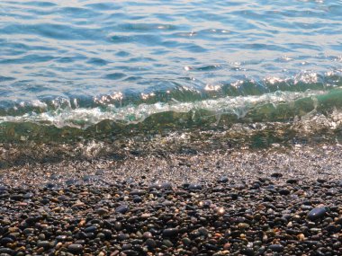 Güzel çakıl taşı plajı ve temiz deniz dalgaları