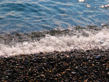 Güzel çakıl taşı plajı ve temiz deniz dalgaları