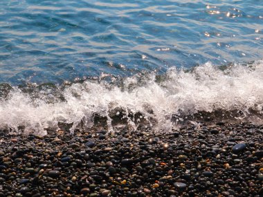 Güzel çakıl taşı plajı ve temiz deniz dalgaları