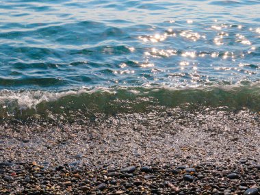 Güzel çakıl taşı plajı ve temiz deniz dalgaları