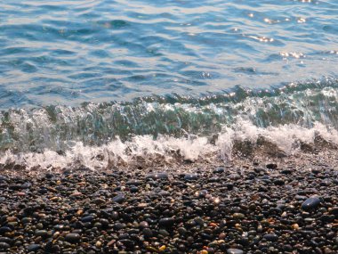 Güzel çakıl taşı plajı ve temiz deniz dalgaları