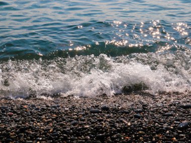 Güzel çakıl taşı plajı ve temiz deniz dalgaları