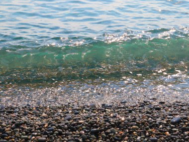 Güzel çakıl taşı plajı ve temiz deniz dalgaları