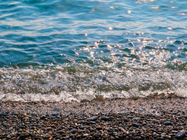 Güzel çakıl taşı plajı ve temiz deniz dalgaları