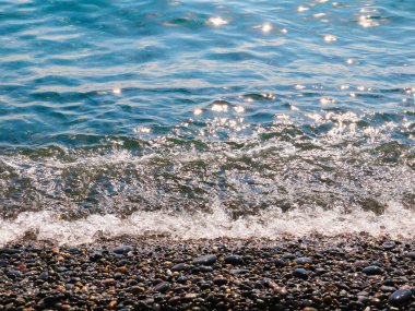 Güzel çakıl taşı plajı ve temiz deniz dalgaları