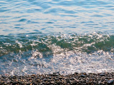 Güzel çakıl taşı plajı ve temiz deniz dalgaları