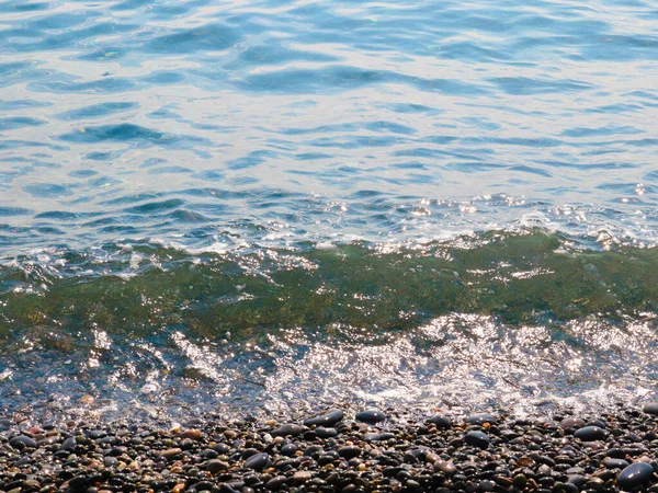 Красивий Гальковий Пляж Чисті Морські Хвилі — стокове фото