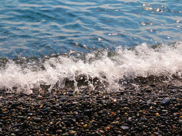 Mooi Kiezelstrand Schone Zee Golven — Stockfoto