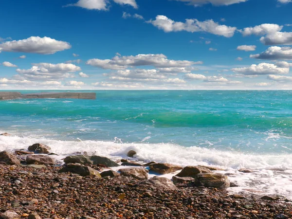Güzel Deniz Plajı Güneşli Bulutlu Gökyüzü — Stok fotoğraf