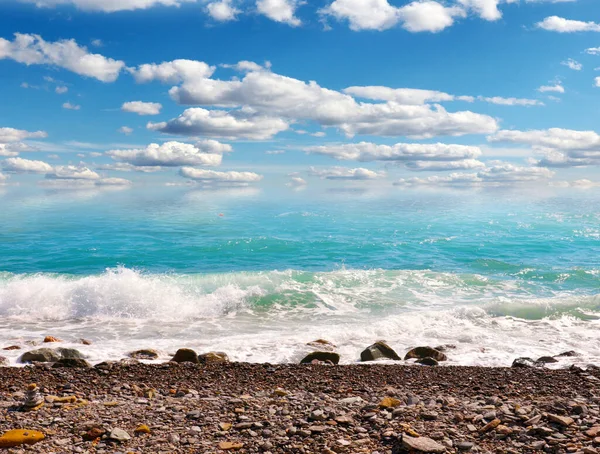 Schöner Strand Meer Und Sonniger Bewölkter Himmel — Stockfoto