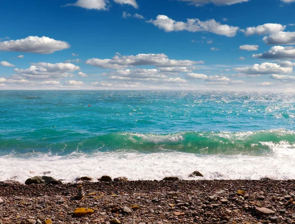 Schöner Strand Meer Und Sonniger Bewölkter Himmel — Stockfoto