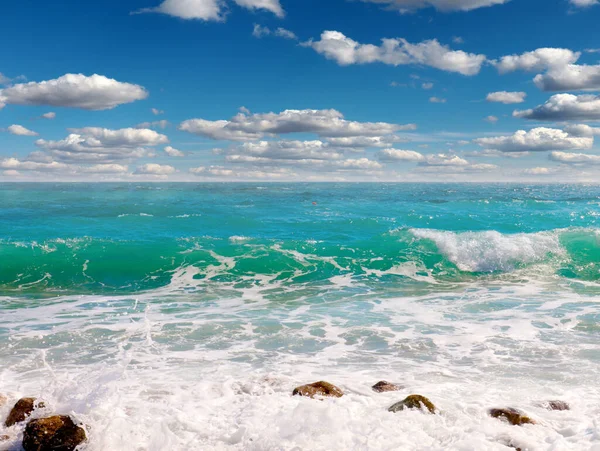 Красивый Морской Пляж Солнечное Облачное Небо — стоковое фото