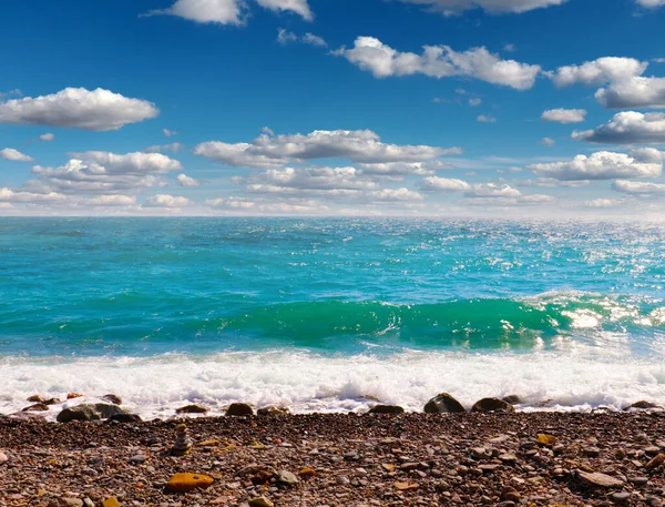 Bela Paisagem Céu Ondas Mar Praia Mediterrânea — Fotografia de Stock