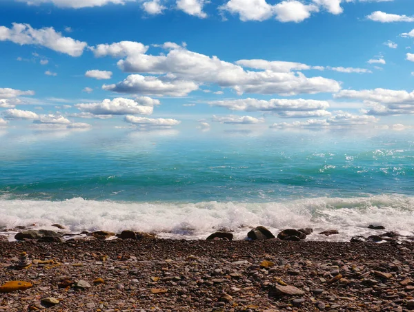 Bela Paisagem Céu Ondas Mar Praia Mediterrânea — Fotografia de Stock