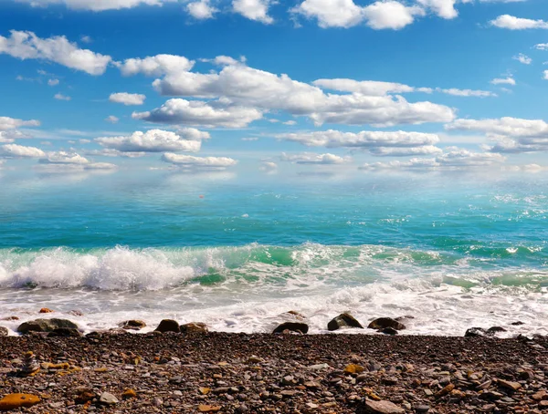 Wunderschöne Himmelslandschaft Und Meereswellen Mittelmeerstrand — Stockfoto