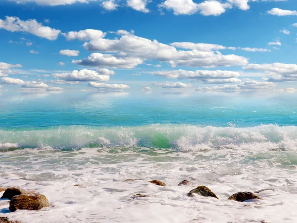 Piękne Niebo Krajobraz Fale Morskie Śródziemnomorskiej Plaży — Zdjęcie stockowe