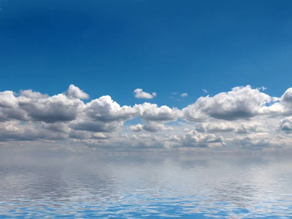 Hermoso Reflejo Del Cielo Nublado Aguas Tranquilas Del Océano — Foto de Stock